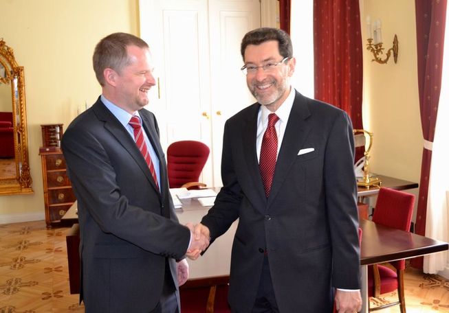 Ministr Petr Fiala přijal na MŠMT amerického velvyslance USA v České republice J. E. Normana Larry Eisena.