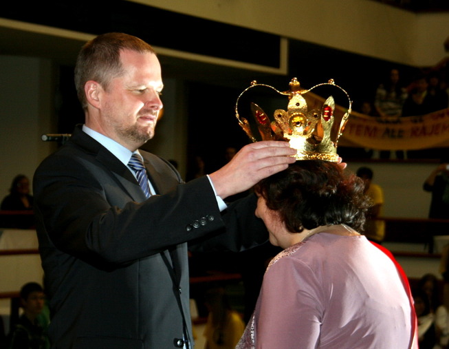 Ministr Petr Fiuala korunuje vítězku ankety Zlatý Ámos 2013