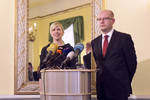 Premiér Bohuslav Sobotka uvádí ministryni Kateřinu Vlachovou do úřadu